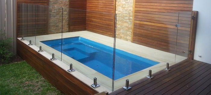 Une piscine moderne avec terrasse