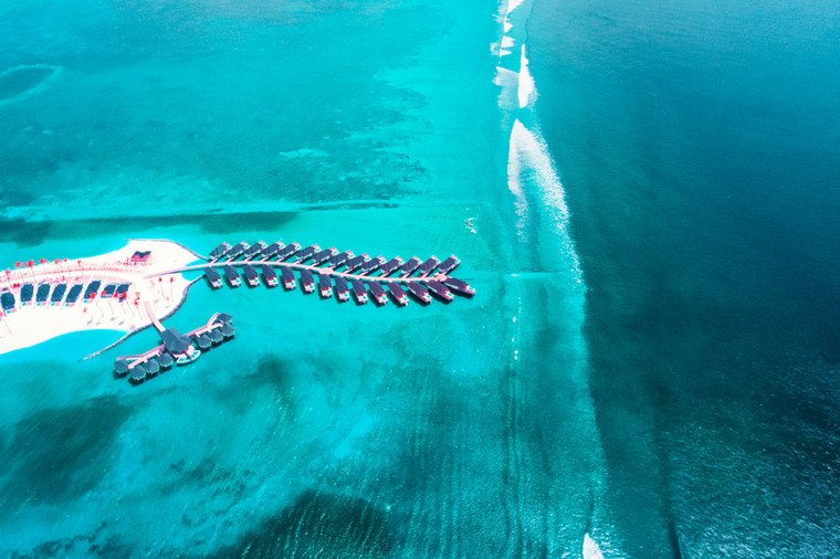 Les Maldives Paolo Pettigiani photo infrarouge drone fin île maisons