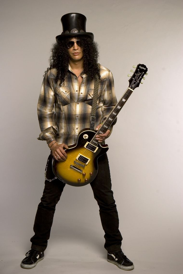 Slash debout guitare chemise carreaux