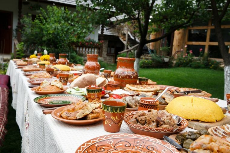 Table avec cuisine traditionnelle de moldavie