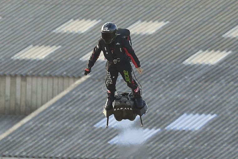 flyboard air Franky Zapata avant atterrissage