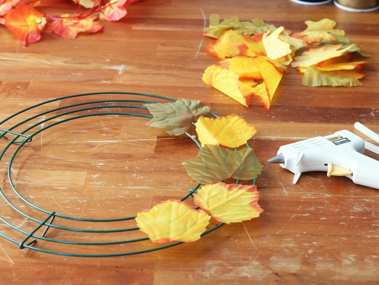 activité créative avec des feuilles d’automne