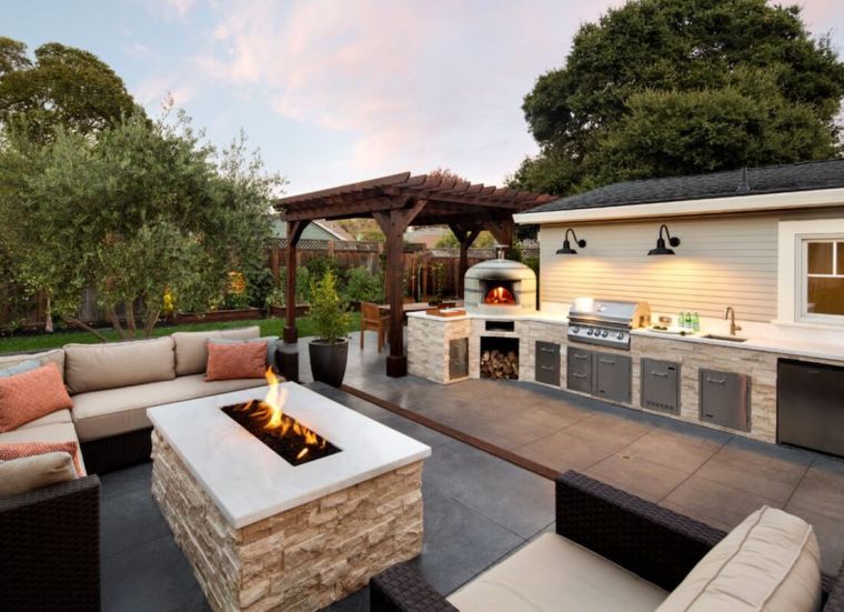 déco de terrasse avec foyer et barbecue