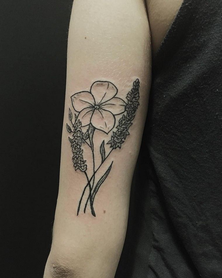 homme avec tatouage fleur et lavande sur le bras