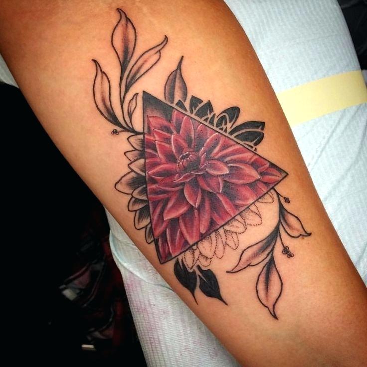 tatouage-dahlia-fleur-bras