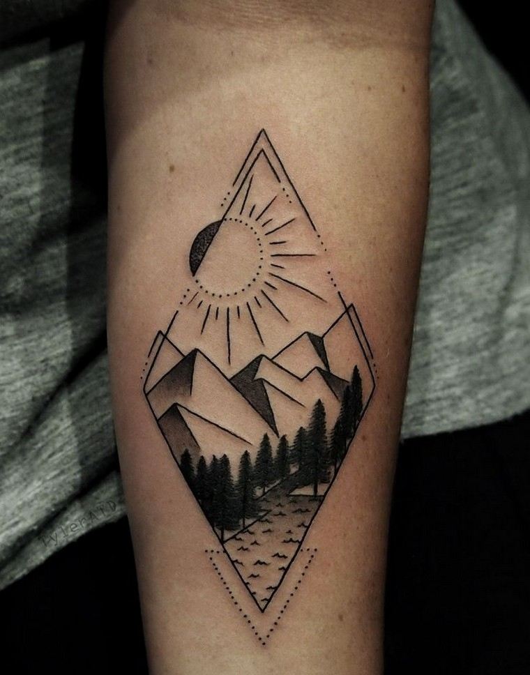soleil montagne forêt tattoo