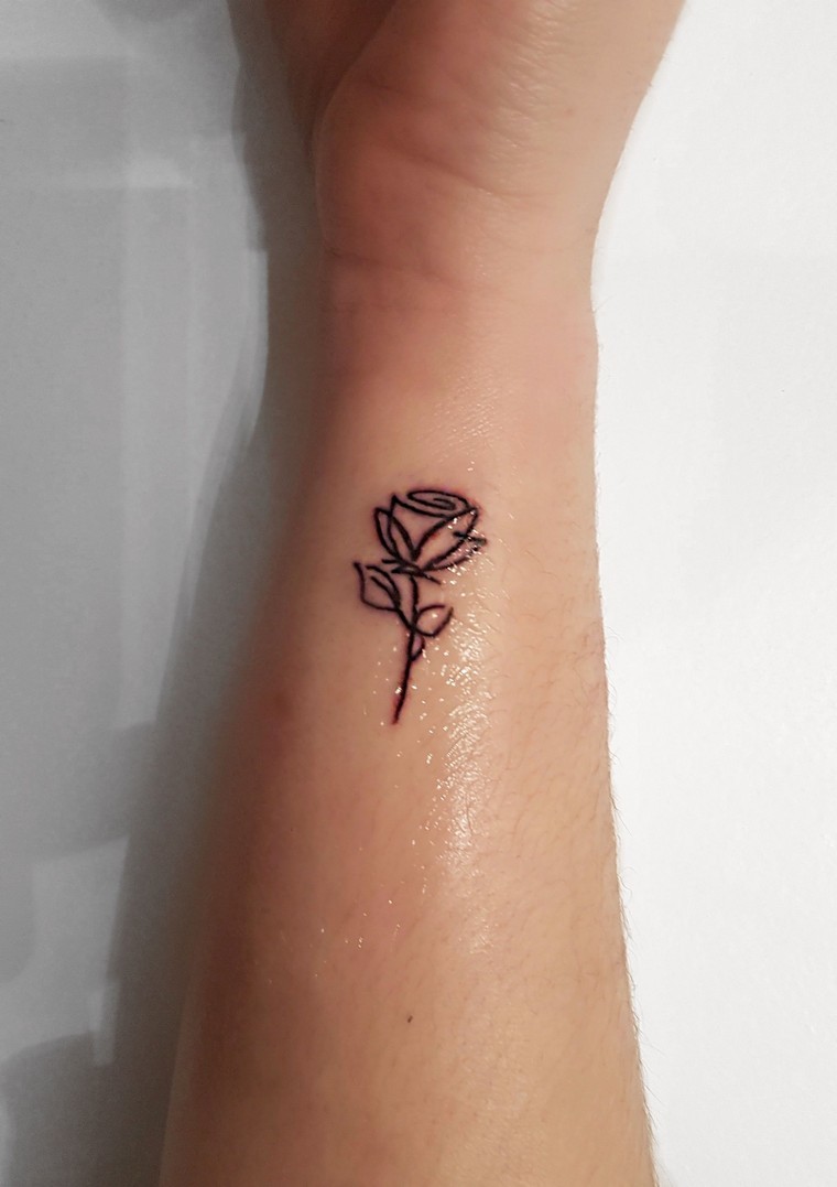 petit tatouage fleur signification idée femme