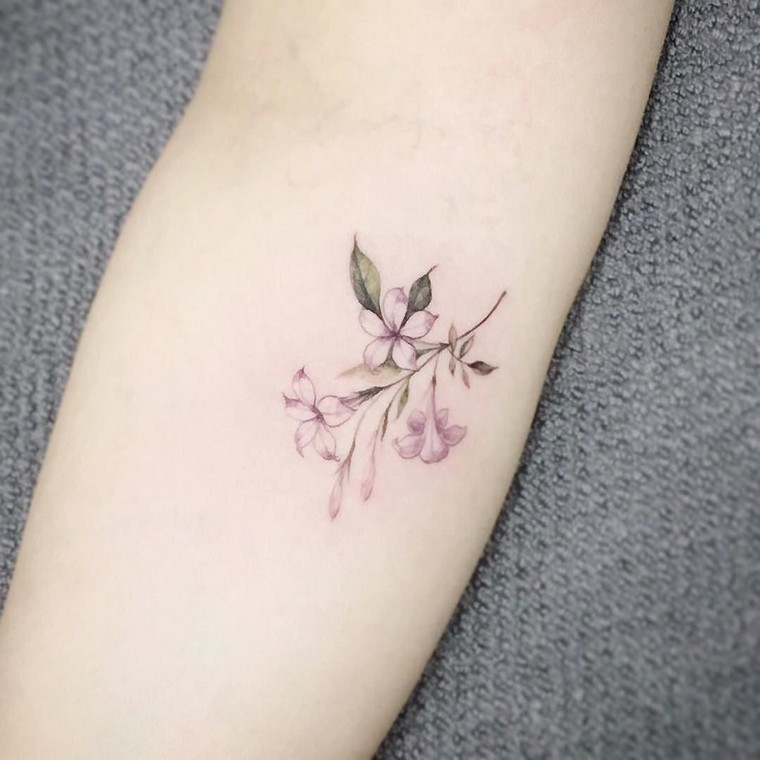 petite fleur bras tattoo