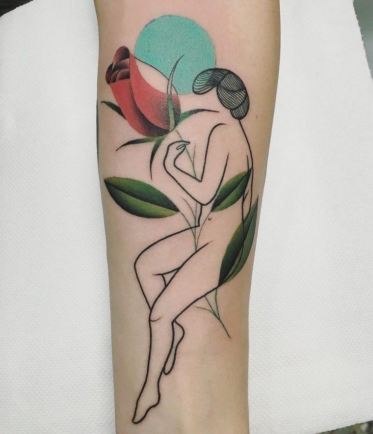 femme avec tatouage design combinant rose et femme nue
