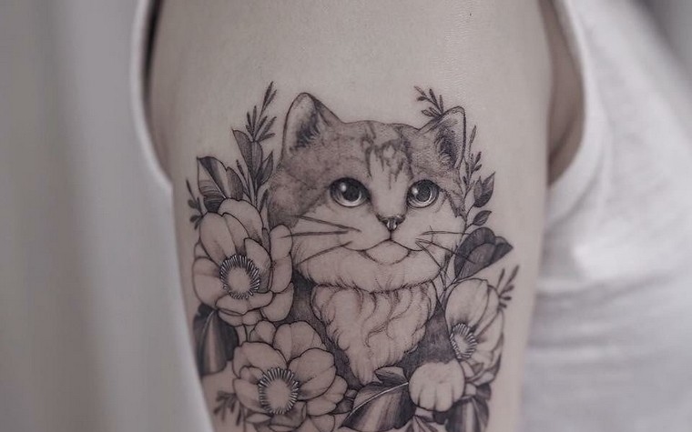 tatouage bras femme tatouage fleur signification