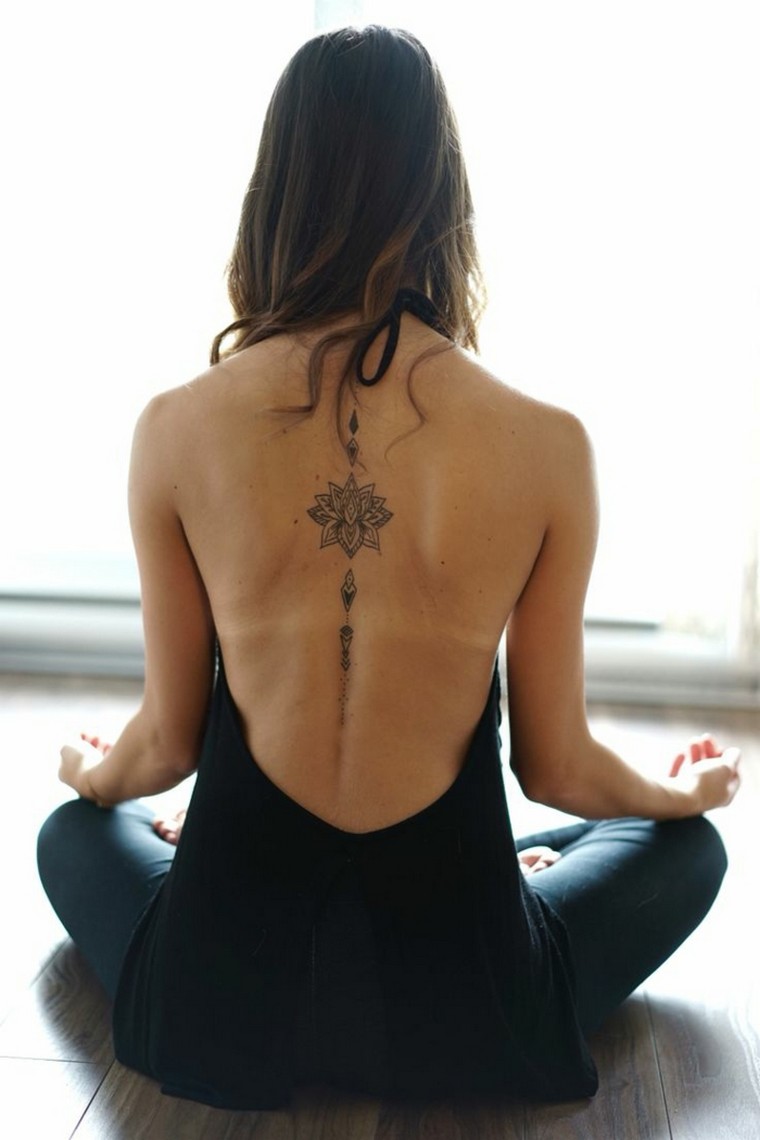 tatouage lotus tatouage dos femme 