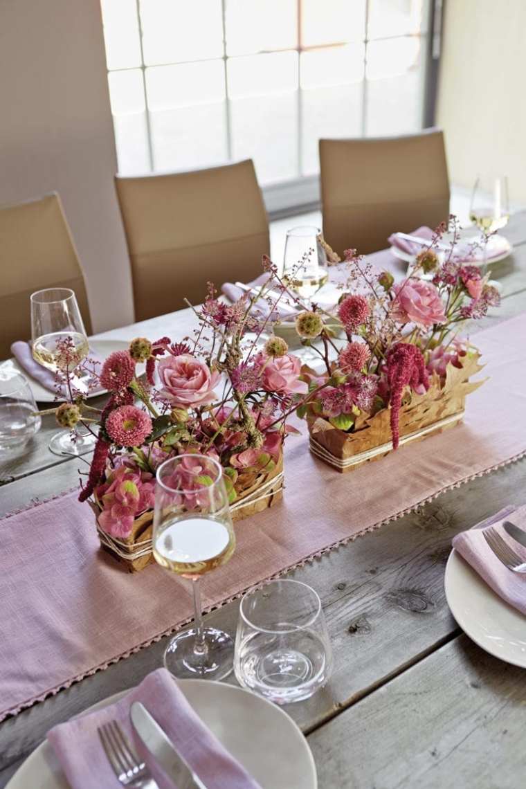 décoration de table avec fleurs au centre 