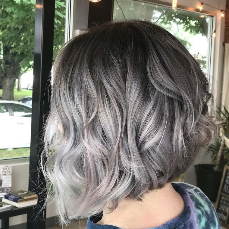 cheveux en couleur argentée 