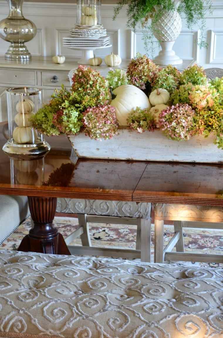 déco de table avec fleurs et citrouilles 