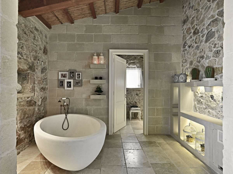 salle de bain avec déco de mur en pierre