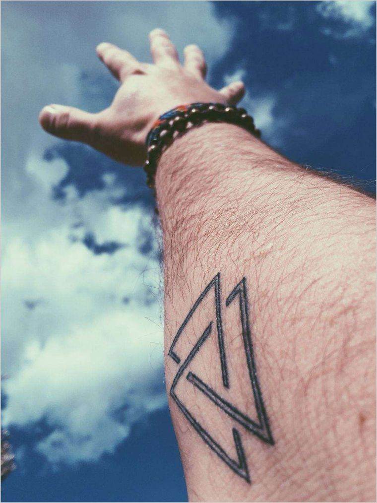 tatouage bras avec symbole viking