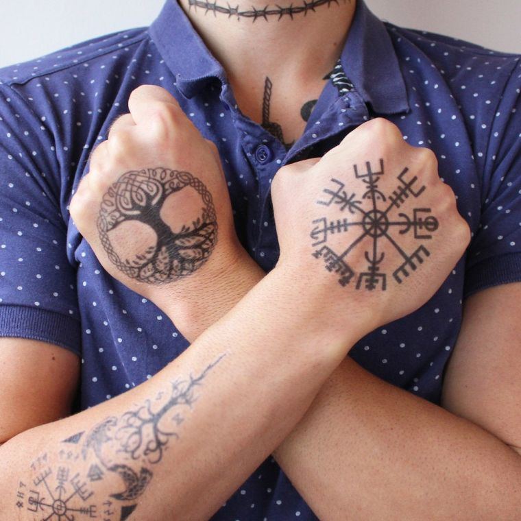 tatouages main avec sylbole viking