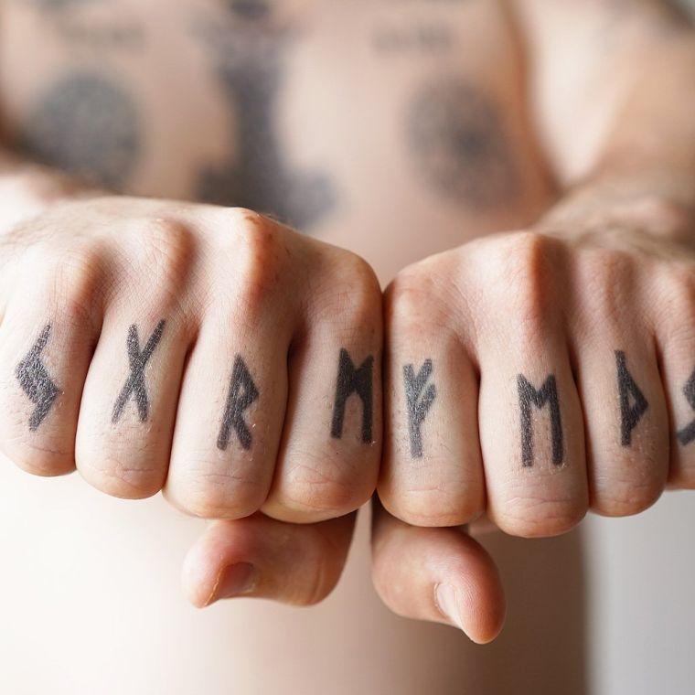tatouage sur les doigts avec symbole viking 