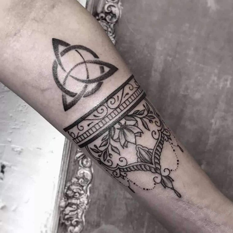 tatouage bras homme avec symbole viking