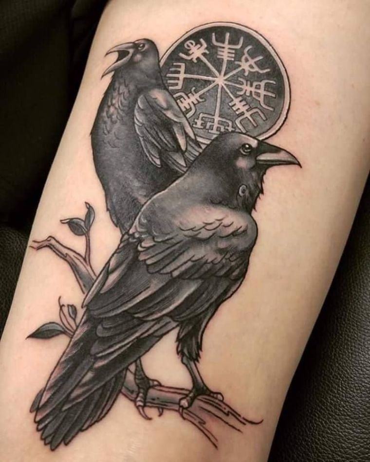 tatouage avec Vegviser et un oiseau