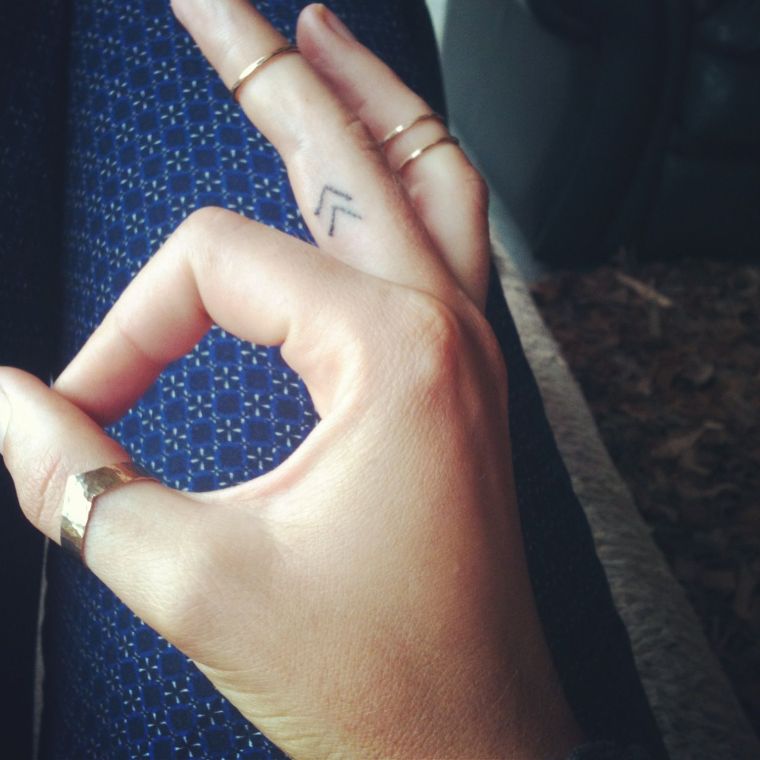 tatouage doigt femme très intéressant 