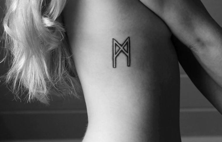 tatouage avec symbole viking