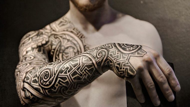 tatouage homme avec symbole de viking