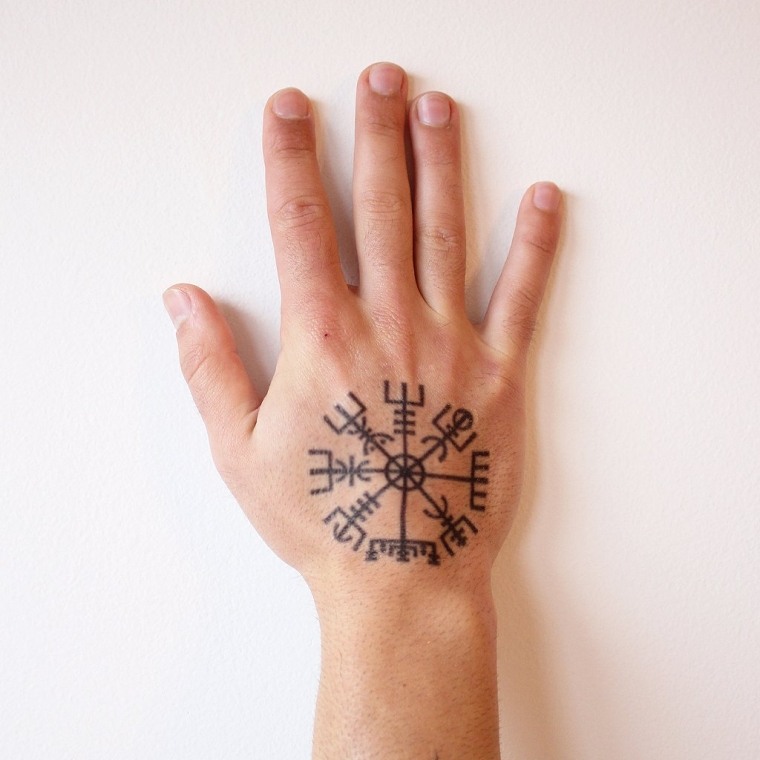 tatouage viking pour la main 