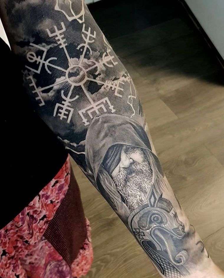 grand tatouage viking pour le bras