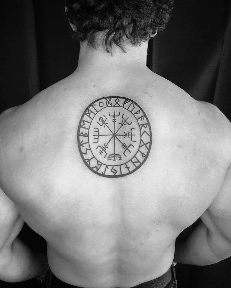 tatouage avec symbole viking 