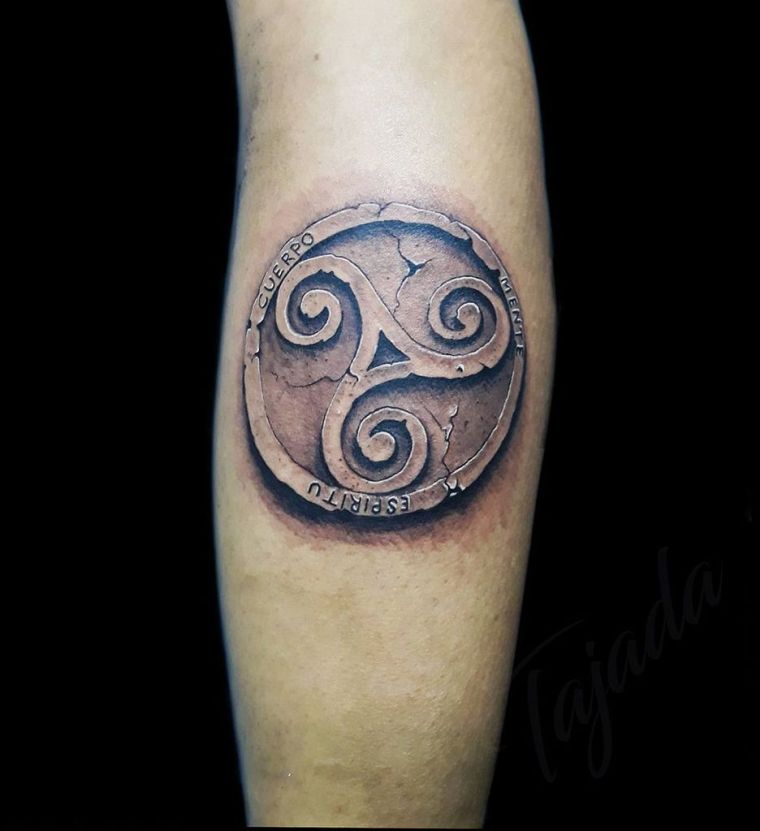 tatouage viking avec le sylbole trisekle 