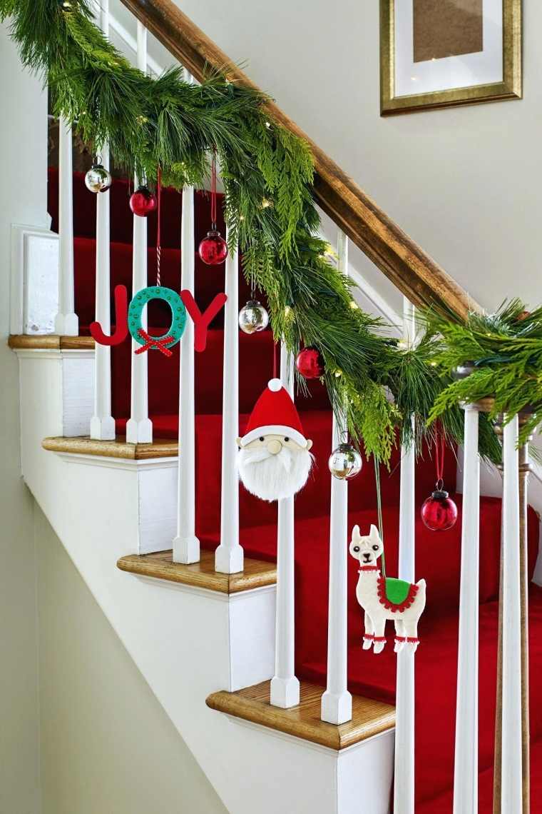 déco d'escalier avec boules Noël 