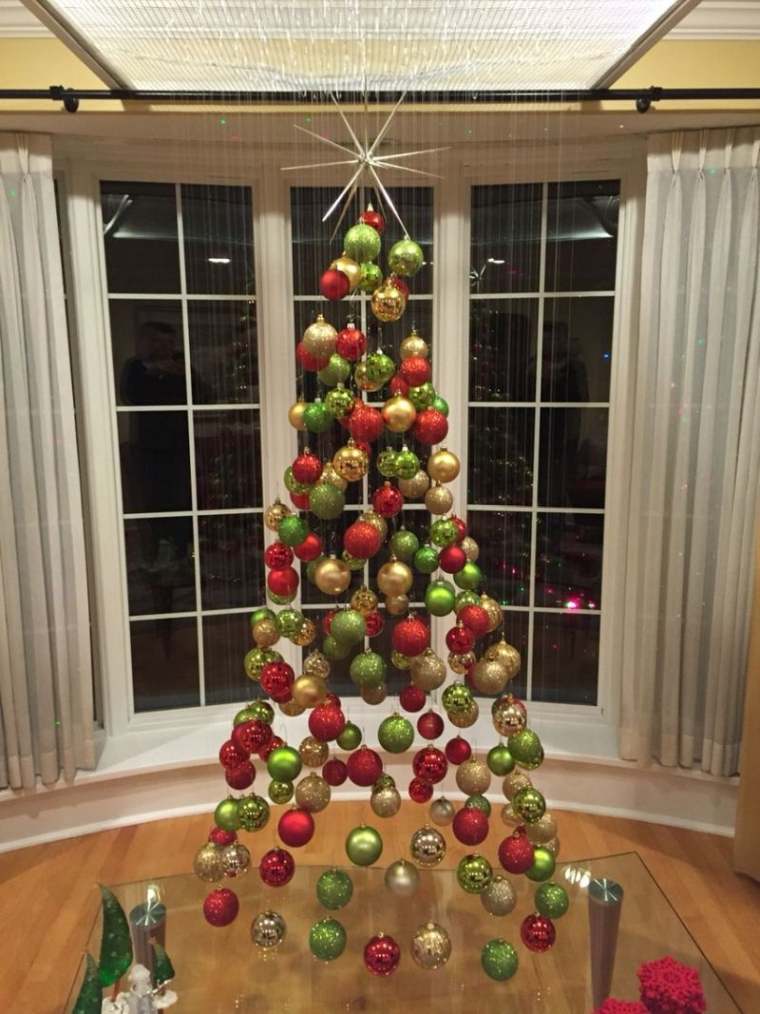 déco d'arbre avec boules Noël 