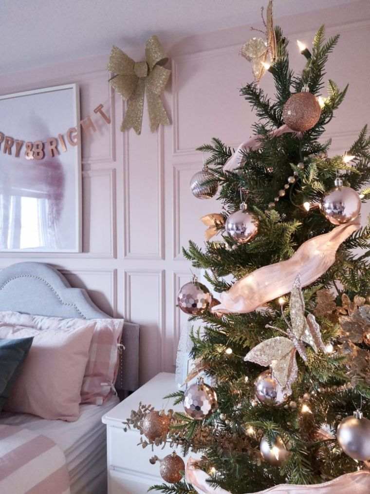 chambre décorée en rose pour Noël