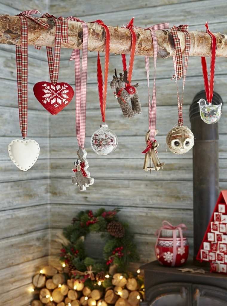 décoration de Noël avec des boules pendantes 