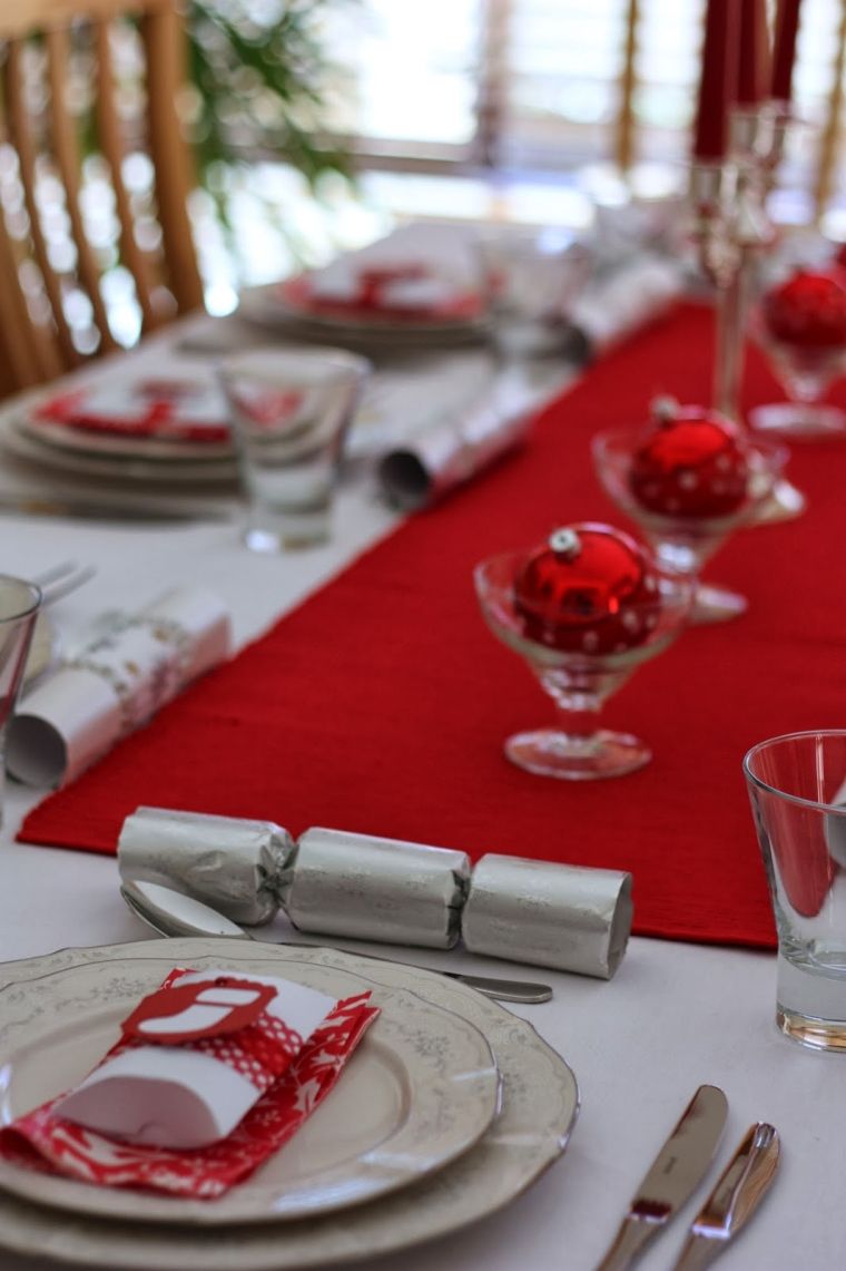 table de fin d'année en rouge et blanc 