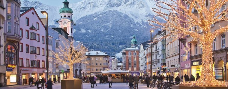 ville Innsbruck nichée montagnes décor hivernal marché Noël