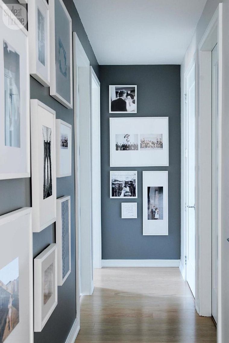 Couloir bleu et des photos blanches