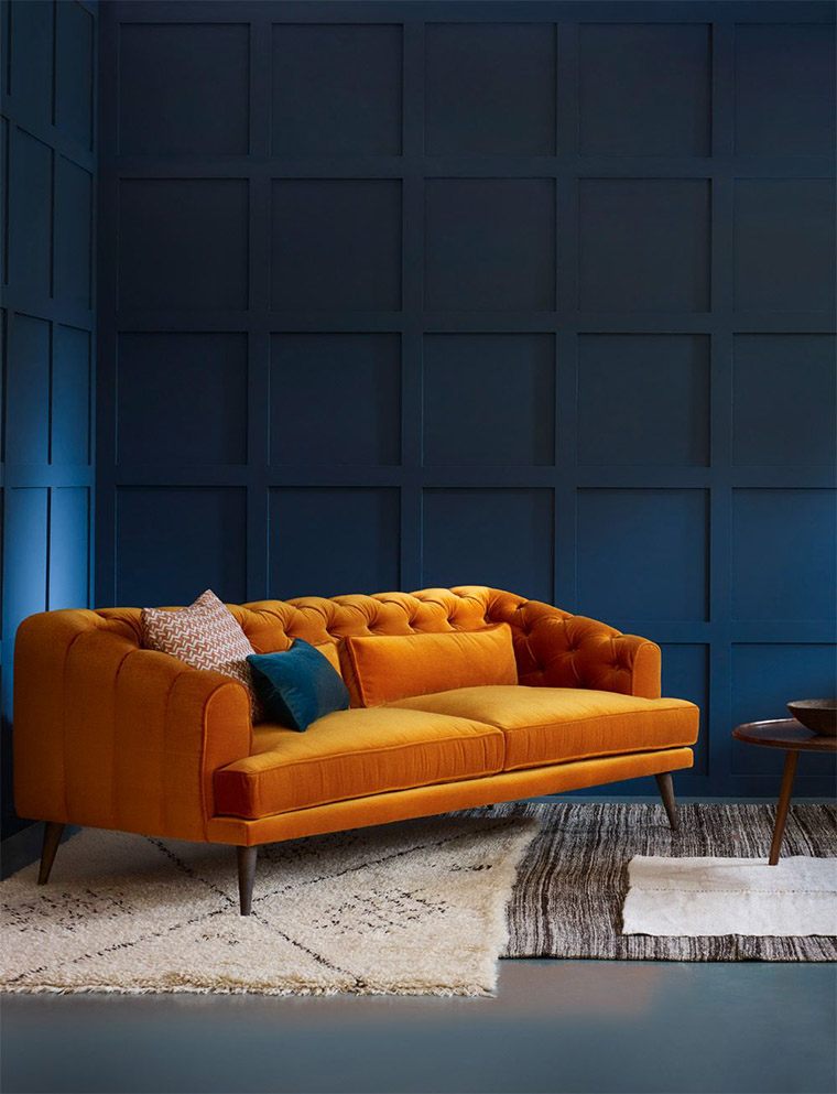 Canapé orange et mur bleu