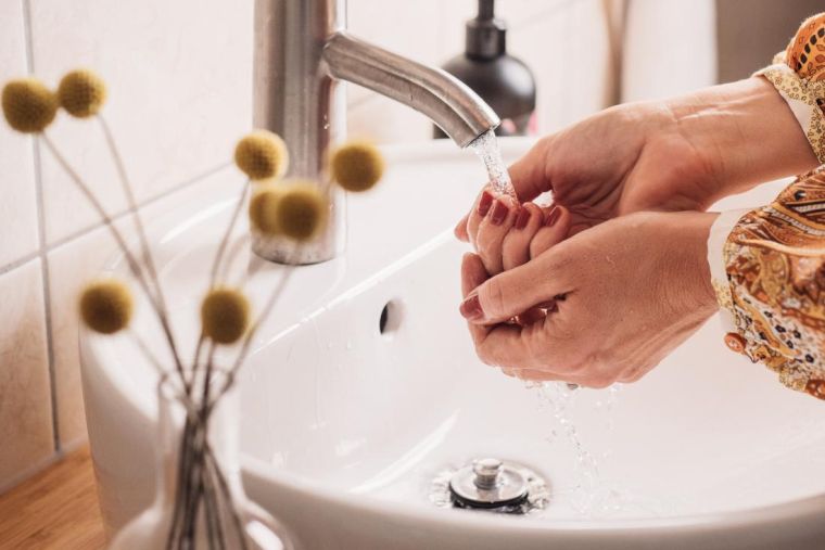 se laver les mains contre les bactéries 