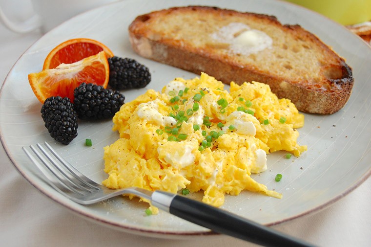 Les œufs brouillés font un petit déjeuner noutritif