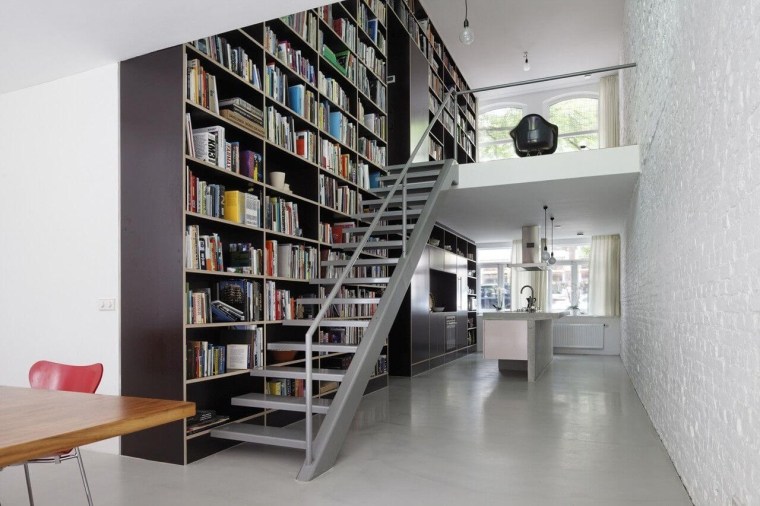 escalier avec étagères à livres design 