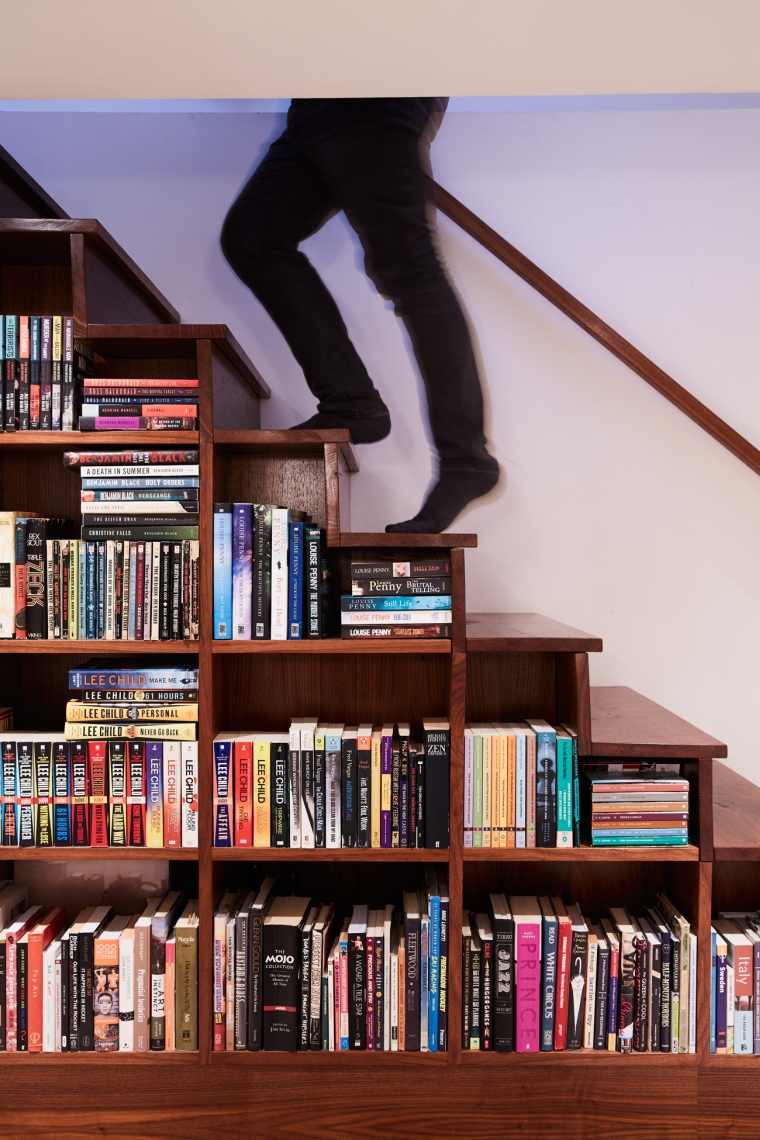 escalier avec étagères à livres 
