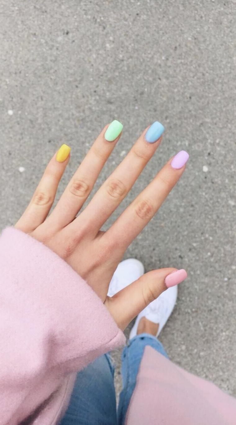 ongles de design en couleurs pastelles 