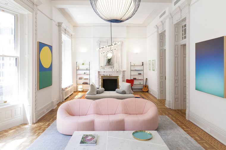 salon moderne avec canapé en rose 