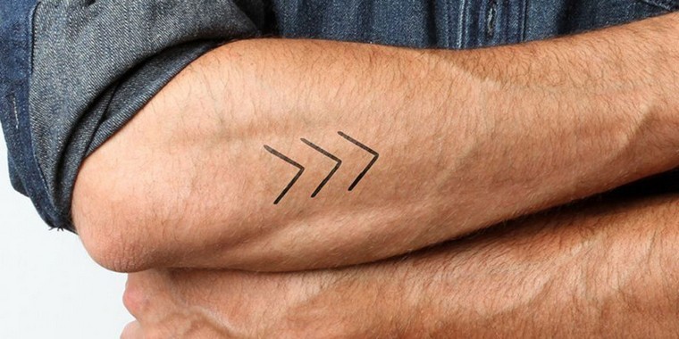 tatouage géométrique design bras avant tatouage homme 2020