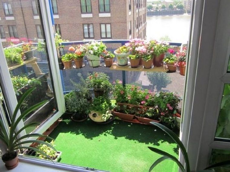 verdure fleurs sur petit balcon