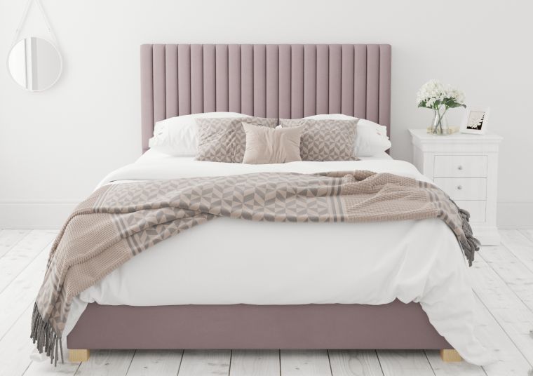 chambre blanche avec lit violet 
