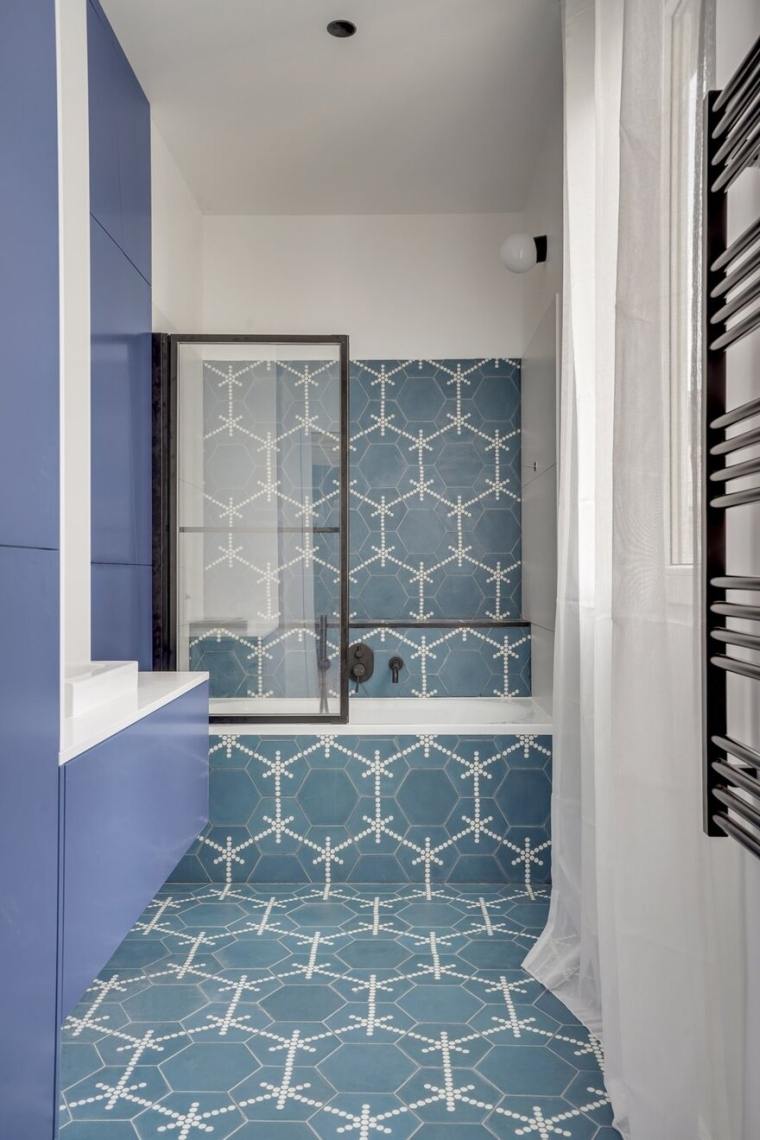 déco de salle de bain moderne en bleu 