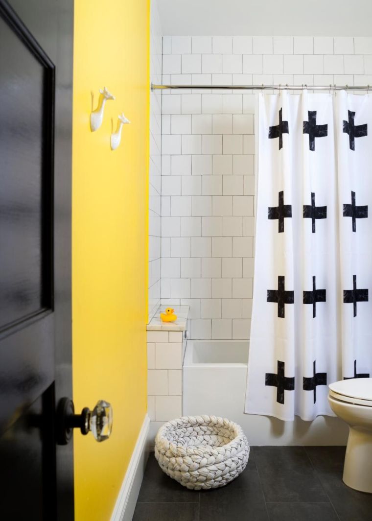 déco salle de bain enfant en jaune et noir 